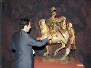 El director del Museo de las Ferias, Antonio Sánchez del Barrio, junto a la representación de San Martín de Gregorio Fernández, una de las piezas de la Exposición