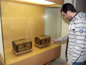 Un joven observa las dos arquetas amatorias del siglo XV en el Museo de las Ferias de Medina del Campo.