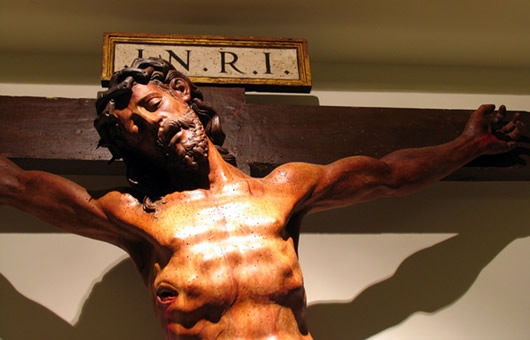 Cristo crucificado. Domingo Beltrán de Otazu. Hacia 1565. Escultura en madera en su color. 118x110x26 cm. (258x140x32 cm., la cruz) Iglesia parroquial de Santiago el Real. Medina del Campo