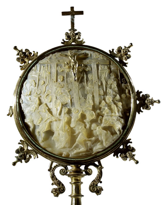 Custodia-expositor que presenta un extraordinario medallón circular de nácar tallado de origen flamenco en el que se representa la escena de la Crucifixión.