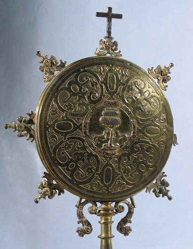 Reverso Custodia-expositor que presenta un extraordinario medallón circular de nácar tallado de origen flamenco en el que se representa la escena de la Crucifixión.