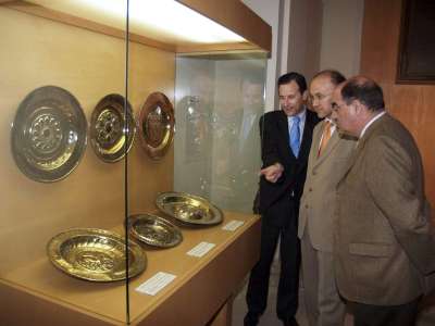 El director de la Fundacin Museo de las Ferias, Antonio Snchez del Barrio (i), explica al presidente de la Diputacin de Valladolid, Ramiro Ruiz Medrano y al alcalde de Medina, Crescencio Martn, la coleccin de seis platos litrgicos de Nuremberg.