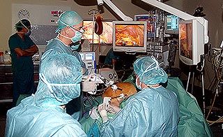 Operacin de cncer de colon a un paciente por ciruga laparoscpica en el Hospital de Medina. Ivn Lozano