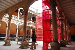 Andamios instalados en el patio del palacio. / FRAN JIM&Eacute;NEZ 