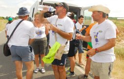 El grupo de peregrinos aprovecha un descanso para beber agua./ F. J.