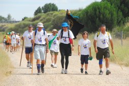 Los peregrinos recorren el Camino de Santiago por la provincia de Valladolid. / FRAN JIMÉNEZ