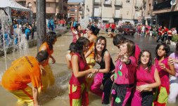 Varios peistas cumplen la reciente tradicin de mojarse en las fuentes en la plazoleta de Segovia. / FRAN JIMNEZ 