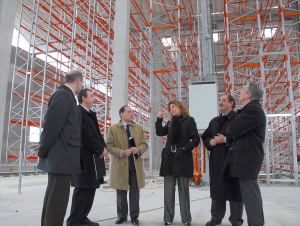 De izquierda a derecha, Carlos Martín, Javier Vázquez, Tomás Villanueva, Begoña Hernández, Crescencio Martín y Mariano Gredilla, ayer en la fábrica ABN de Medina. / FRAN JIMÉNEZ