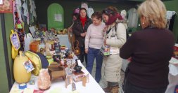 Rastrillo benéfico de la asociación de mujeres en Medina del Campo. / FRAN JIMÉNEZ 