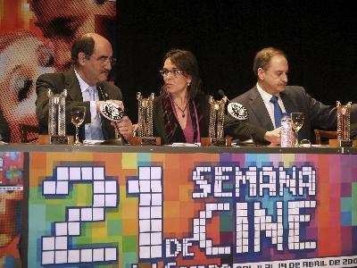 El alcalde de Medina del Campo, Crescencio Martn (i), junto a la directora de Promocin Cultural de la Junta de Castilla y Len, Luisa Herrero y el director del Instituto de la Cinematografa y de las Artes Audiovisuales, Fernando Lara, en la presentacin de la 21 Semana de Cine de Medina del Campo que ha tenido lugar hoy en el Crculo de Bellas Artes de Madrid. - EFE