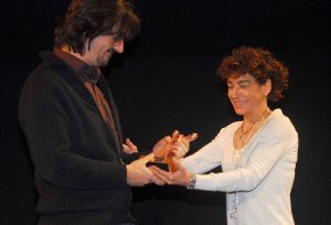 Silvia Prez, concejala de Cultura, entrega el Roel a Flix Viscarret. / FRAN JIMNEZ