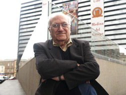 El director de cine barcelons, Vicente Aranda, en El Auditorio de Medina del Campo poco antes de recibir el Roel de Honor de la Semana de Cine, mximo galardn que entrega el festival medinense. Efe