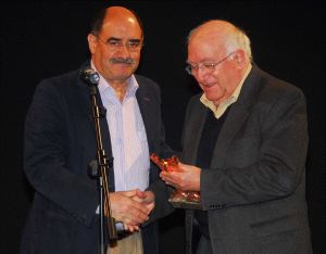 Vicente Aranda recoge el Roel de Oro de manos del alcalde de Medina, Crescencio Martn. / FRAN JIMNEZ