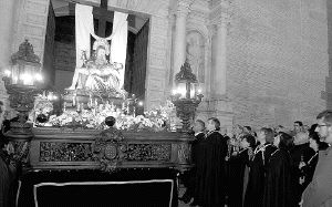 Los cofrades cantan la salve antes de entrar a la Colegiata / F. J 