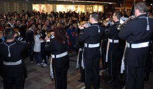 Decenas de personas se congregaron anoche para escuchar el primer concierto. / R. OTAZO