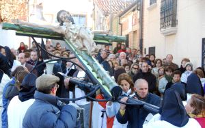 El Crucifijo del convento de San Clara vuelve a su iglesia en la procesin del Sacrificio. / FRANCISCO JIMNEZ