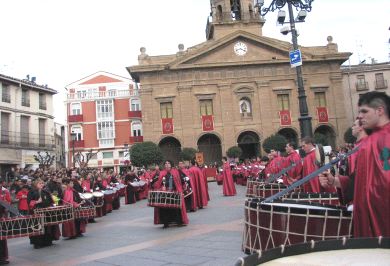 TAMBORES. La banda de la cofrada de la Vera Cruz de Calahorra, en el Raso. / G. MEDEL