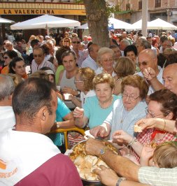 Sopas de Ajo ofrece su almuerzo en la Plaza Mayor. / F, J. 