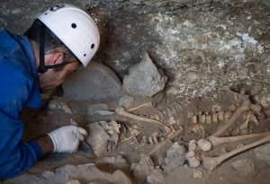 Un investigador observa los restos hallados. ::  RICARDO ORDÓÑEZ