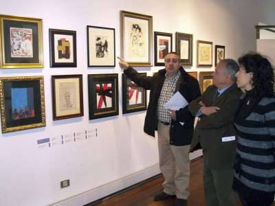 El comisario de la exposición 'El arte en la palabra', Adolfo Alonso Ares (i), durante la inauguración de esta muestra, organizada por el Instituto Castellano y Leonés de la Lengua, hoy en Medina del Campo (Valladolid) .