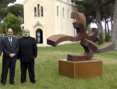 El alcalde de Medina del Campo, Crescencio Martín (i) y Pereda de Castro, autor de la exposición interARTciones, junto a una de las esculturas que forma parte de la muestra ubicada en "La loma" del Balneario Palacio de Salinas de la localidad vallisoletana.