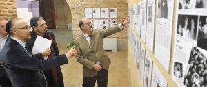 Ramiro Ruiz Medrano, Carlos Aganzo y Crescencio Martín Pascual contemplan varias imágenes durante la inauguración de la exposición. / FRAN JIMÉNEZ 