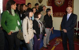 Los jóvenes becados y el presidente de la Diputación, en el acto de entrega de las becas. / EL NORTE 