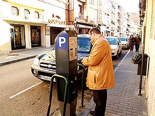 Un usuario saca un ticket de la hora de una mquina expendedora. Ivn Lozano