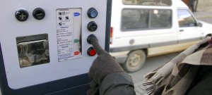 Máquina expendedora de tickets de la ORA en la localidad. :: F. JIMÉNEZ