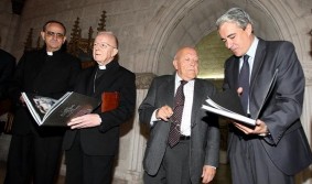 El presidente de la Fundación Las Edades del Hombre, Carlos López, el arzobispo emérito de Valladolid, José Delicado Baeza, el escritor José Jiménez Lozano, y el delegado de la Junta en Valladolid, Mariano Gredilla, observan unos ejemplares de 'El libro de las Edades del Hombre. Obras Maestras'