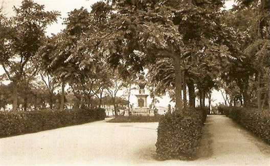 Antiguo Hospital de Simón Ruiz. Calle central de los jardines. 1918-1919