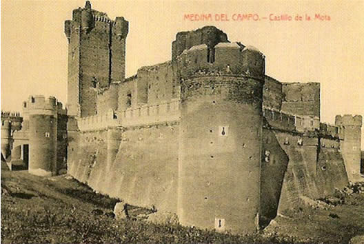 Vista general del Castillo de la Mota durante las obras de resturación de 1913-1916 (on¡bsérvese el torreón del fondo). Castañeira, Álvarez y Levenfetd. H. 1915