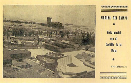 Vista de la plaza del Mercado y el castillo al fondo desde la torre de la Colegiata. Mariano Álvarez, h.1950
