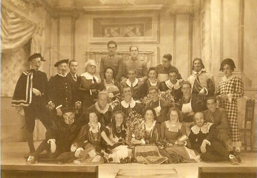 Grupo de teatro aficionado tras la representación de "Los intereses creados" en el Teatro Isabel la Católica, V. Villaescusa, h. 1940