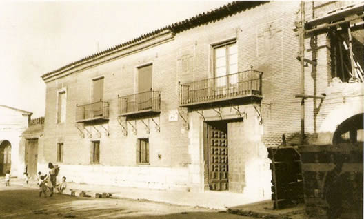 Casona Condes de Adanero (en restauración) y entrada al Teatro Isabel la Católica al fondo. Constantino Candeiram 17 de mayo de 1935