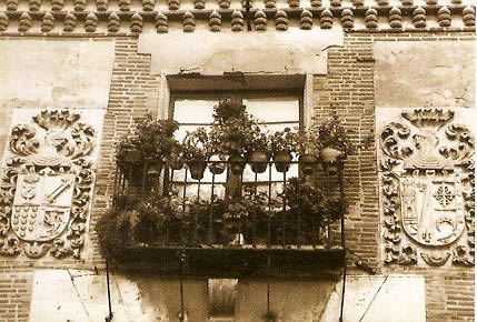 Palacio del Condado de Bornos. Detalle de los escudos. H. 1969