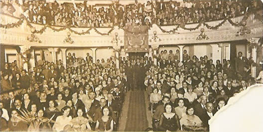 Teatro Isabel la Católica. Patio de butacas durante una ceremonia de juegos florales. Mena, 1929