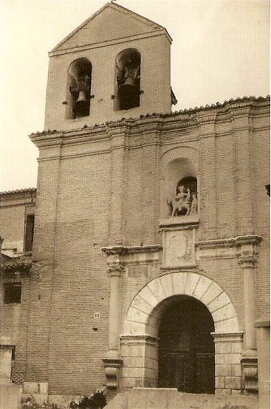 Iglesia de San Martín. Fachada principal con espadaña. Década de 1970