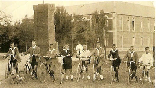 Balneario de las Salinas. Jóvenes ciclistas junto a la entrada al balneario. H.1920