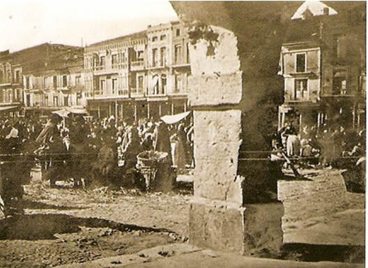 Mercado dominical bajo los arcos de la Casa del peso. Manuel Sendino, h.1915-1920
