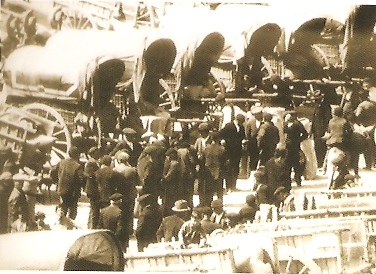 Hilera de caros en la Plaza Mayor. Marzo de 1929