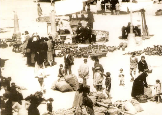 Mercado de cereales en la Plaza Mayor junto a los rollos feriales. Marzo de 1929