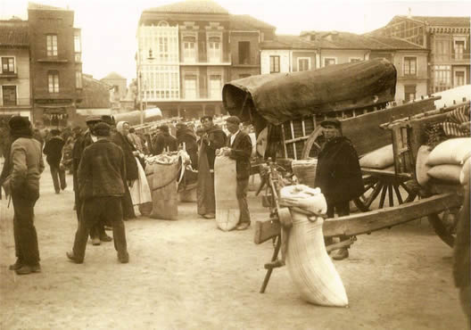 Mercado de grano en la Plaza Mayor. H.1920