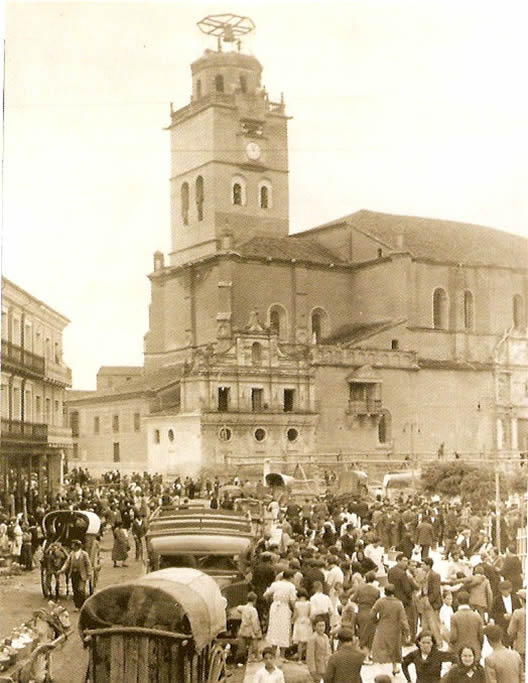 Mercado en la Plaza Mayor. Amalio Gombáu, 20 de agosto de 1935