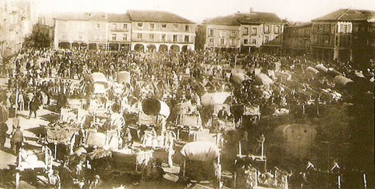 La Plaza Mayor el día de mercado. 1903-1904
