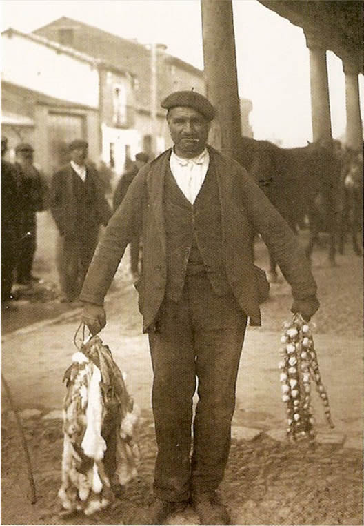 Vendedor de ajos y pellejos en el arrabal de Salamanca. 1930 