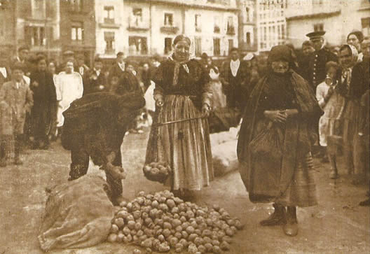Vendodora de patatas en la Plaza Mayor, 1930