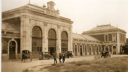 Estación de ferrocarril. Fachada del principal edificio de viajeros. L. Roisin, 1919-1920