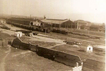 Estación de ferrocarril. Vista general de las estaciones antigua y "definitiva". Década de 1970