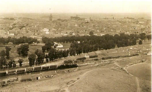 Vista general de Medina desde la Mota con la llegada de un ten de mercancías. L.Roisin, 1919-1920